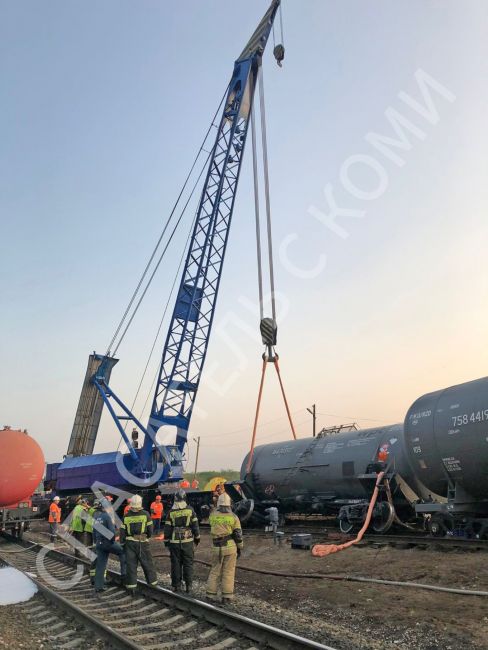 В Ухте произошел сход двух нефтяных цистерн грузового поезда