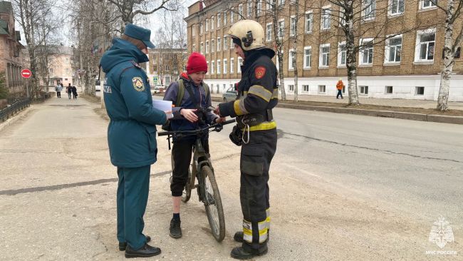 Ухтинские пожарные провели беседы с жителями на улицах города